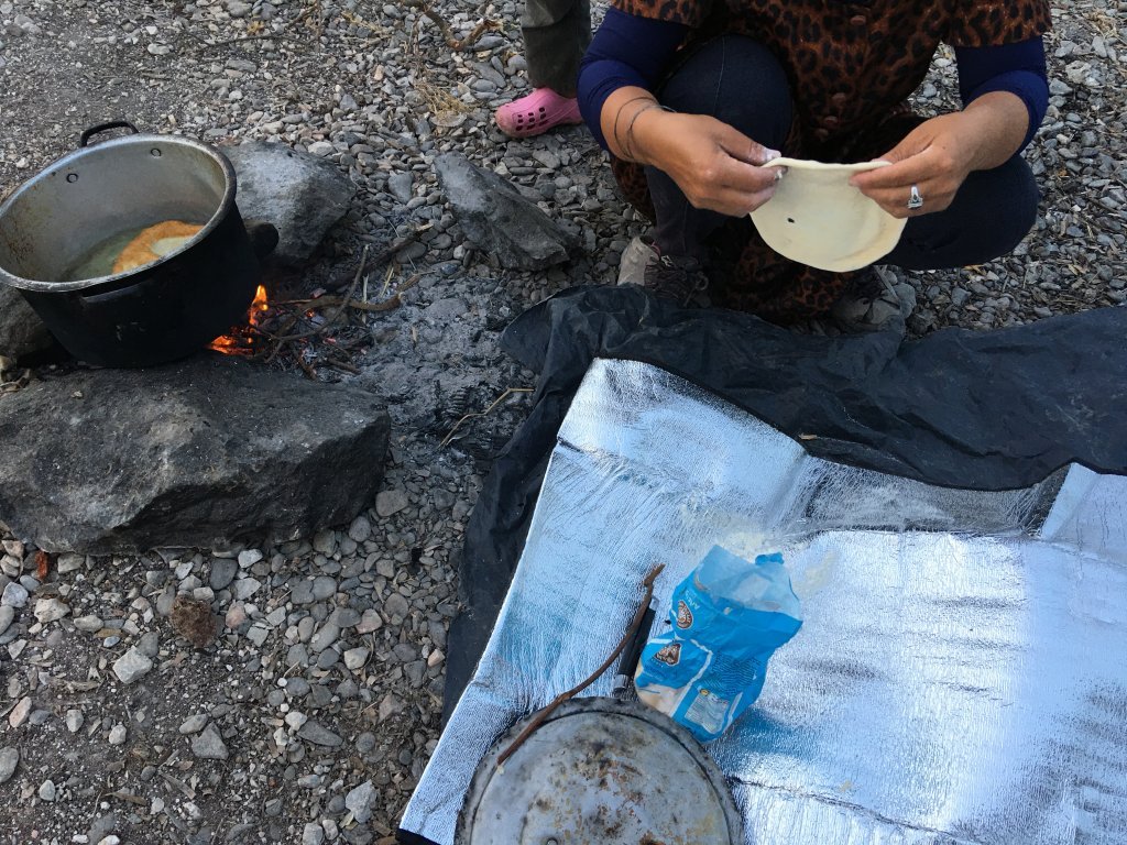 Une femme fait du pain dans le nouveau camp de Lebos, 7 octobre 2020 | Photo : Marion MacGregor / InfoMigrants