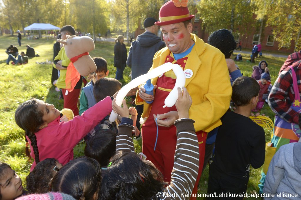 Asylum seekers in refugee center in Lahti, Finland attend a welcoming and sports event arranged by local people for
refugees | Photo: Martti Kainulainen/Lehtikuva/picture-alliance