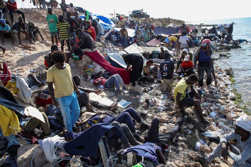 مهاجرون عالقون بالقرب من نقطة "رأس جدير" على الحدود التونسية الليبية. 23 تموز/يوليو 2023. المصدر: رويترز