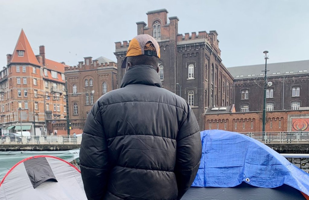 Gaël, un demandeur d’asile ivoirien, était à la rue depuis deux mois à Bruxelles, en février 2023. Le jeune homme dort actuellement sous une tente, le long d’un canal qui sépare les quartiers du Midi et de Molenbeek. Crédit : InfoMigrants