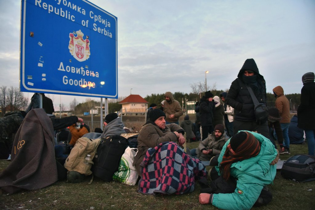 Migrants gathered in front of a border fence between Serbia and Hungary | Photo: Edvard Molnar / Hungary Out / Archive / EPA