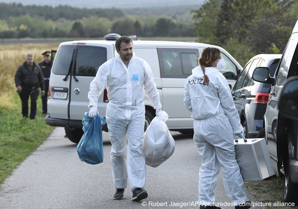 الشرطة ورجال الإطفاء يتفقدون شاحنة عثر فيها على اثنين من المهاجرين ميتين في Siegendorf ، النمسا ، بالقرب من الحدود مع المجر يوم 19 أكتوبر 2021