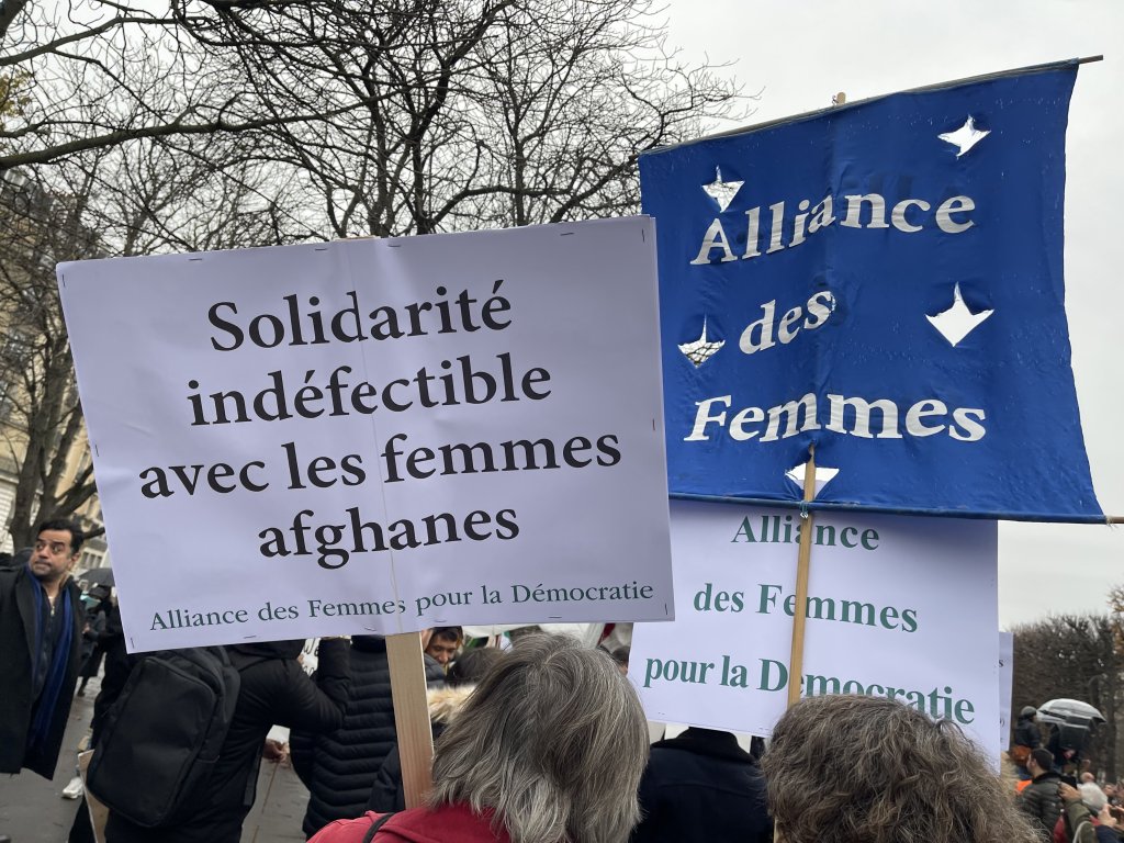 همبستگی سازمان ها با زنان افغان، پاریس، ۲٧ نوامبر ۲۰۲۲عکس: مهاجرنیوز