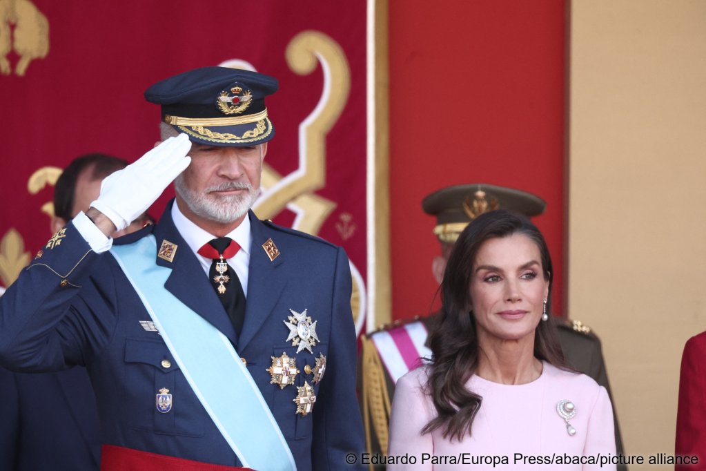King Felipe VI and Queen Letizia attend a ceremony honoring the national flag and the military parade to mark October 12, Hispanic Heritage Day, in Madrid on October 12, 2026 | Photo: Eduardo Parra / Europa Press / picture alliance