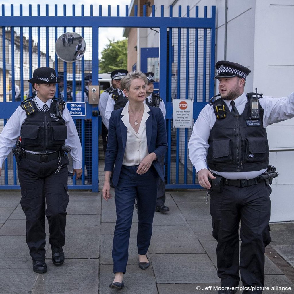 File photo used as illustration: Home Secretary Yvette Cooper is for stricter controls and for people obeying the rules | Photo: Jeff Moore / picture alliance