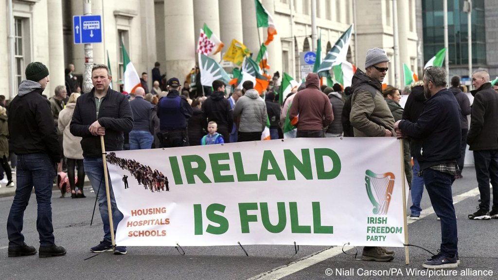 The Irish government has been criticized for failing to tackle groups hostile to immigrants | Photo: Niall Carson/PA Wire/picture alliance
