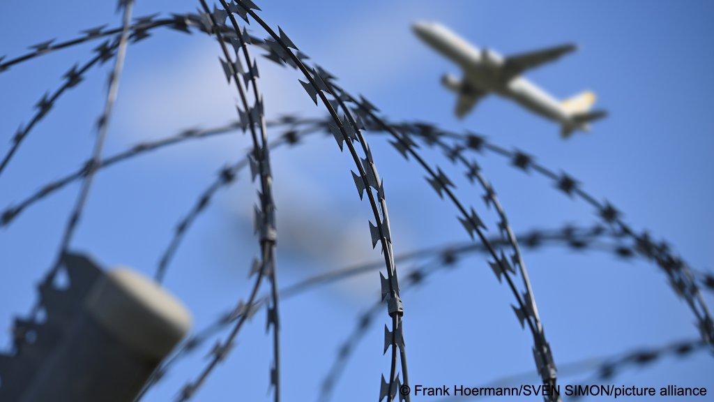 German authorities want to increase the number of deportations, including those taking place within the European Union | Photo: Frank Hoermann / Sven Simon / picture-alliance