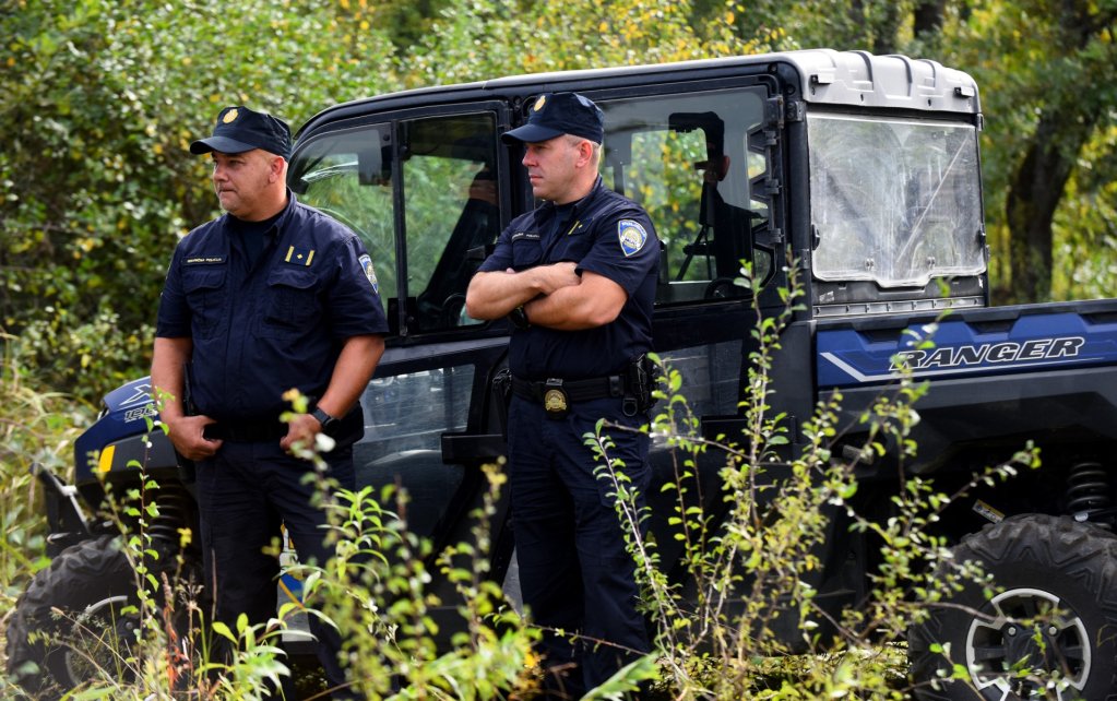 From file: Croatian police patrol near the village of Bogomolje along the border with Bosnia and Herzegovina on September 15, 2023, to prevent the entry of migrants into the Schengen area | Photo: Denis LOVROVIC / AFP