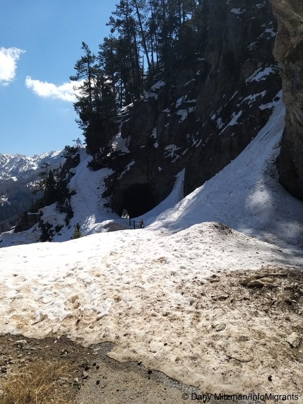 Avalanches are frequent in this area, some of the signs are obscured by recent snow fall | Photo: Dany Mitzman / InfoMigrants