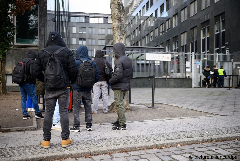 Migrants wait in front of the Landesamt für Flüchtlingsangelegenheiten (LAF) in Charlottenburg, Berlin | Photo: picture-alliance