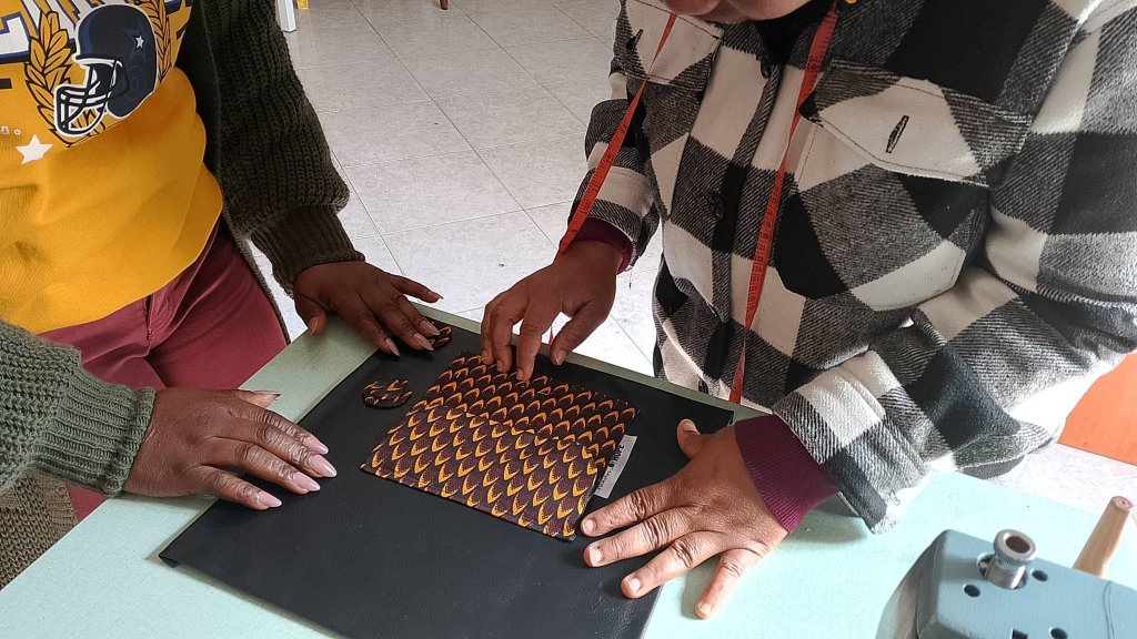 Un atelier de confection de maroquinerie dans le centre Weavers of Hope, le 24 février 2025. Crédit : Weavers of Hope/Facebook