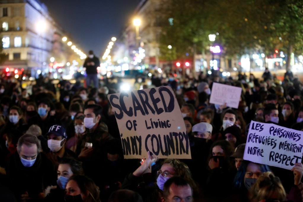 احتجاجات على التفكيك العنيف لمخيم المهاجرين في باريس، 24 تشرين الثاني/نوفمبر 2020. المصدر: رويترز