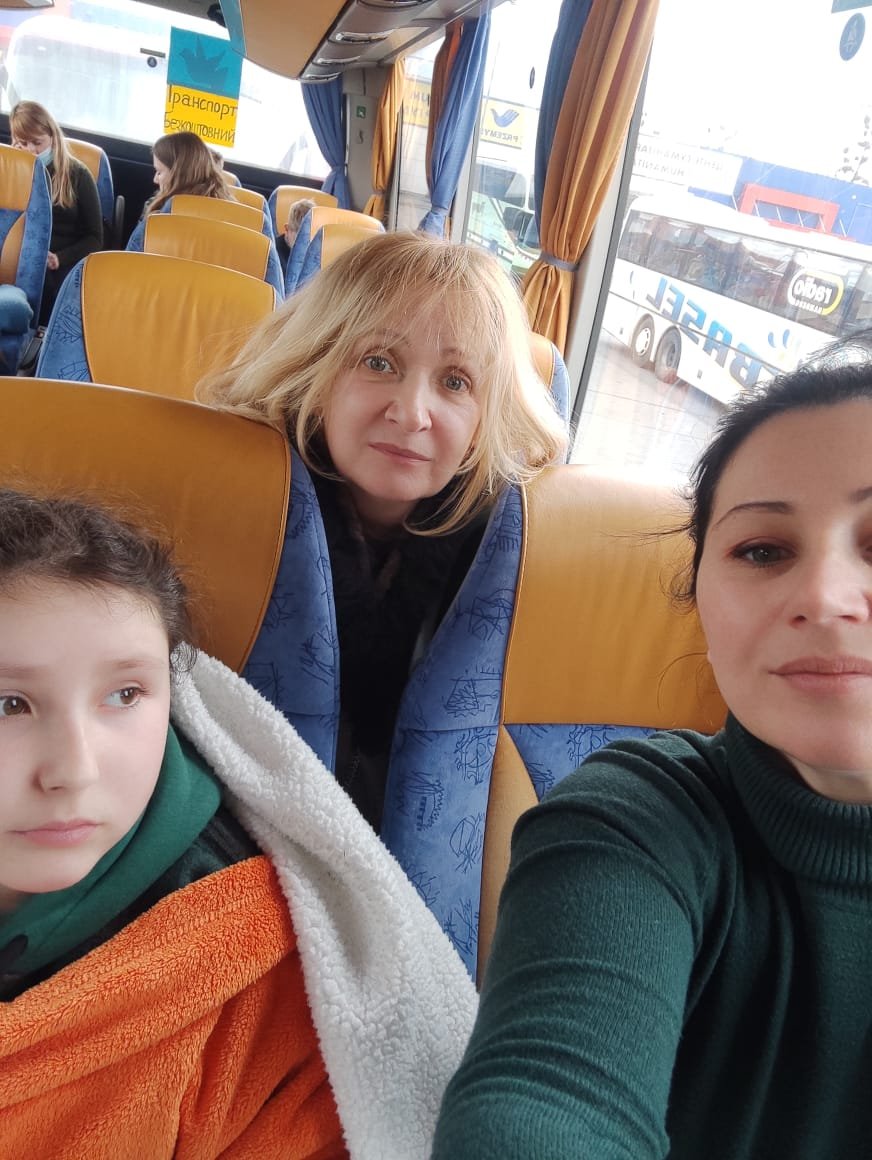 ناتاليا مع ابنتها وحفيدتها أثناء سفر الأسرة من أوكرانيا إلى ألمانيا عير بولندا- الصورة خاصة
