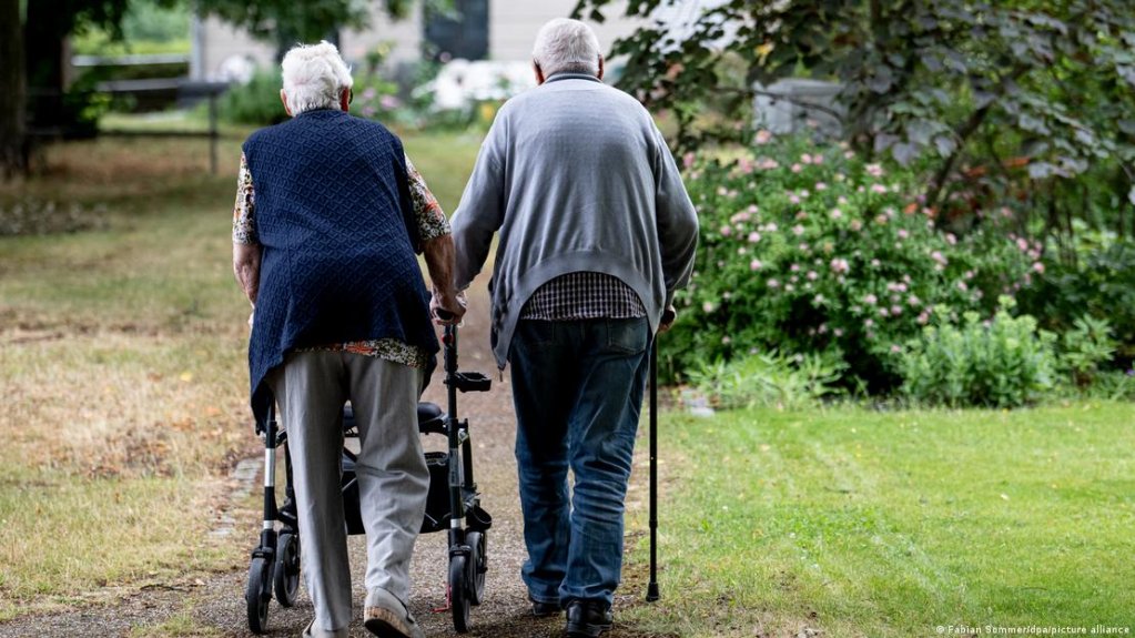 File photo: As people age, healthcare and care issues play a greater role in daily life | Photo: Fabian Sommer/dpa/picture-alliance