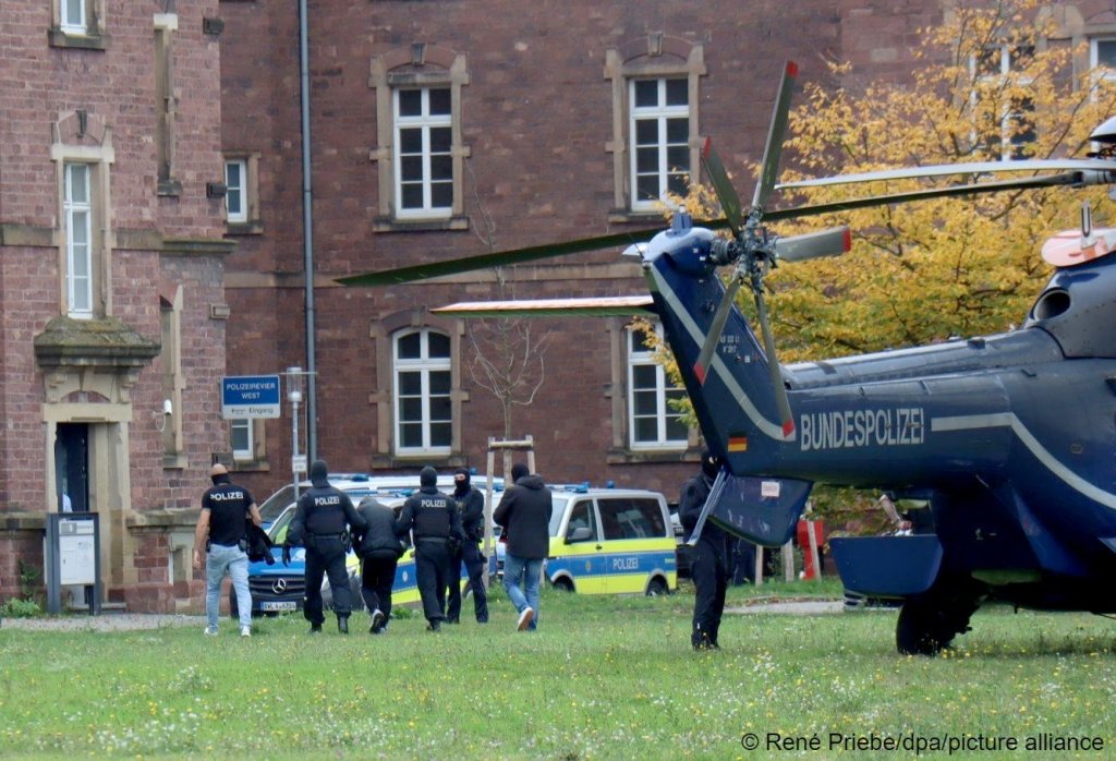 A Libyan suspect was flown from Bernau to Karlsruhe on Sunday, after being accused of planning a shooting attack on the Israeli embassy in Berlin | Photo René Priebe/dpa