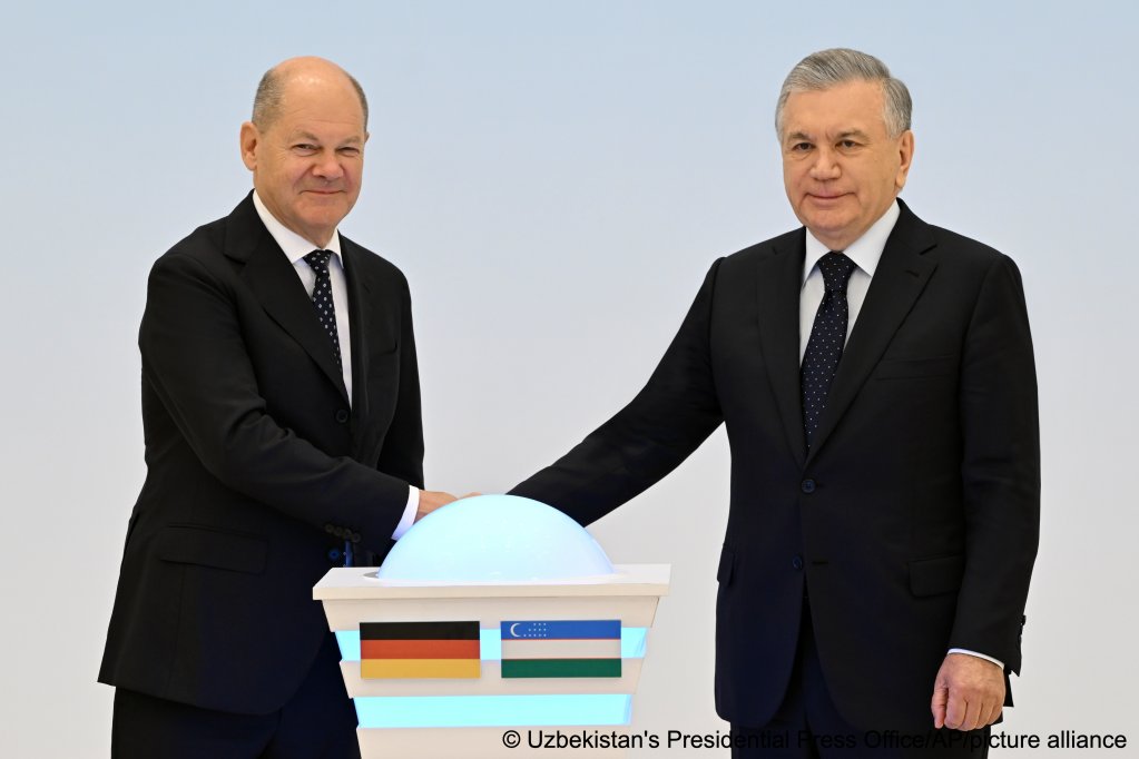 German-speaking media is speculating that there are already 'concrete plans' in place for Germany to deport Afghan criminals via Uzbekistan. German Chancellor Olaf Scholz only hinted at 'confidential negotiations' between the two delegations | Photo. picture alliance / Associated Press / Uncredited