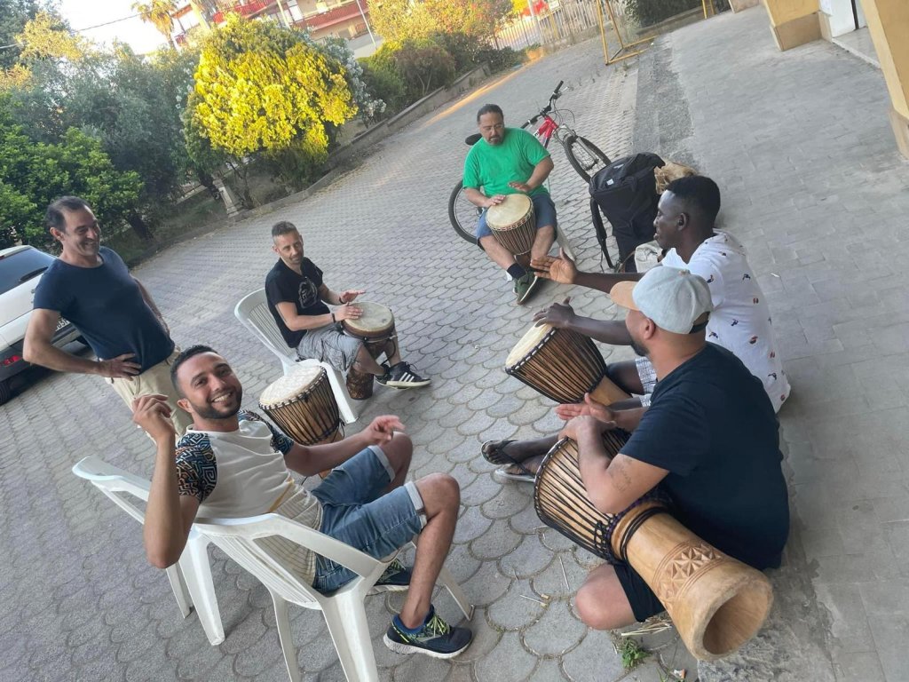 The staff and residents enjoy cultural exchanges during their time at the center | Photo: Micol Liardo / Iride Cooperative