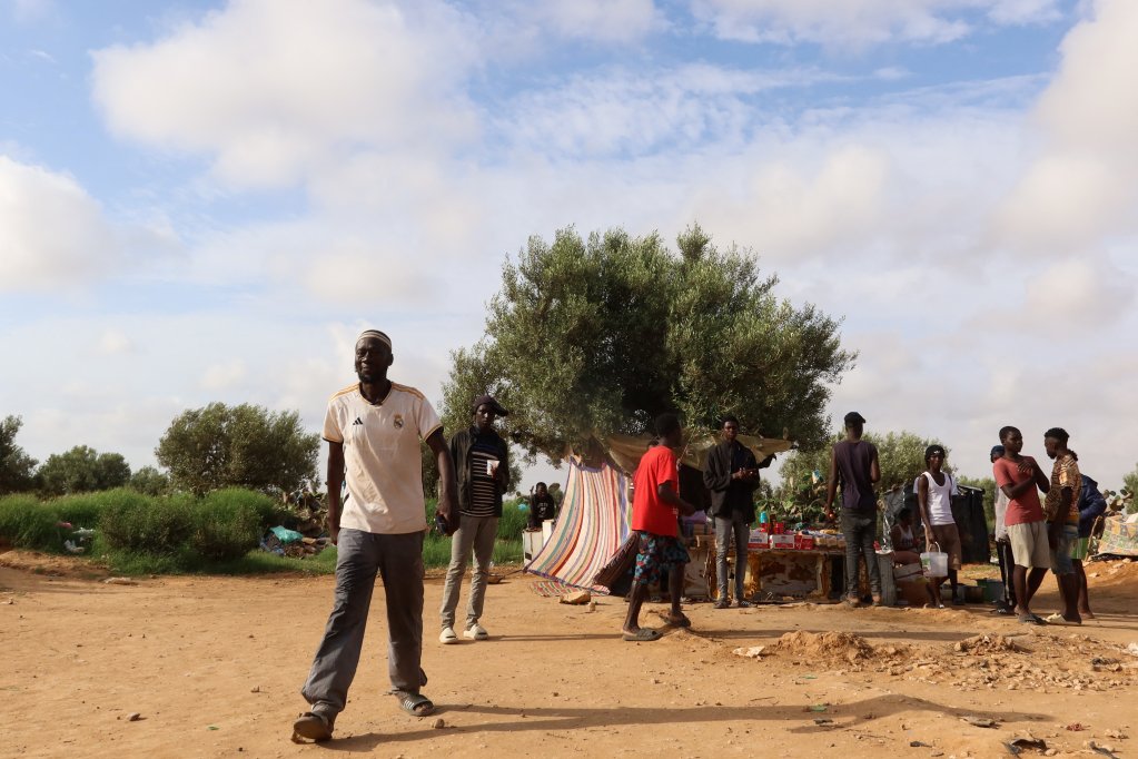 Des migrants près de Sfax (à El Hencha), en Tunisie, le 17 octobre 2024. Crédit : Reuters