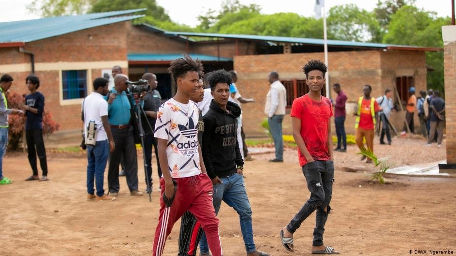 Des jeunes migrants venus de Libye hébergés dans le centre de transit de Gashora, au Rwanda. Crédit : DW/A.Ngarambe