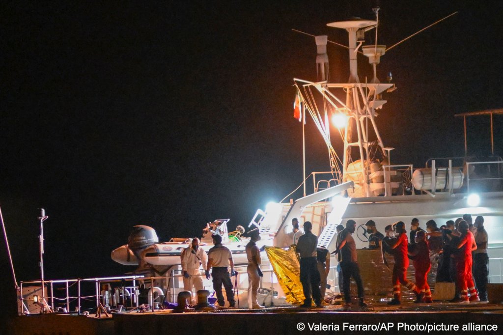 More than two dozen children are believed to be missing, presumed dead, after the shipwreck  | Photo: Valeria Ferraro / AP / picture alliance