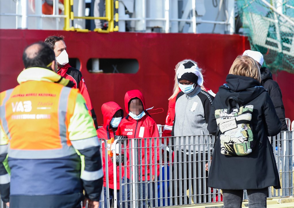 File photo: Migrants, including children, arrive at the port of Civitavecchia in Lazio | Photo: ANSA
