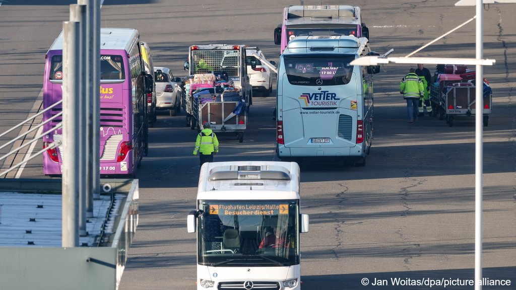 Two buses were brought to the airport to pick up the 143 refugees who landed in Leipzig on Wednesday | Photo: Jan Woitas / dpa / picture alliance