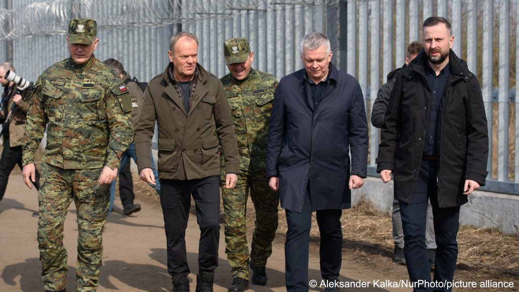 From left to right, Commander- in- Chief of the Border Guard Maj. Gen. Robert Bagan, Polish Prime Minister Donald Tusk, Minister of Internal Affairs and Administration Tomasz Siemoniak, and Deputy Prime Minister and Minister of National Defence Wladyslaw Kosiniak- Kamysz walk during a visit to the border fence on the Polish- Belarusian border in Ozierany Male, Poland, on March 22, 2025 | Photo: Aleksander Kalka /picture-alliance/Aleksander Kalka