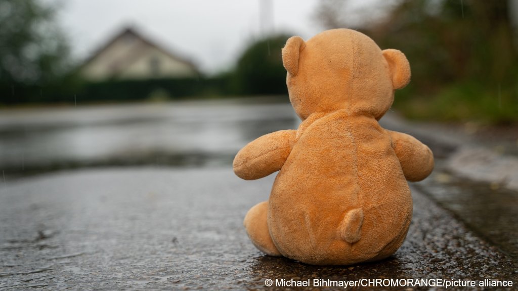 Photo used for illustration: Parents and guardians can apply for residency and include their minor children and adult dependents with disabilities | Photo: picture-alliance