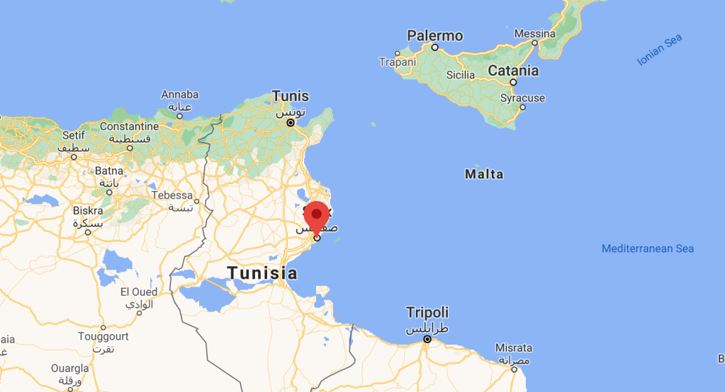 La ville de Sfax se trouve à 200 km de Lampedusa. Crédit : Google Map