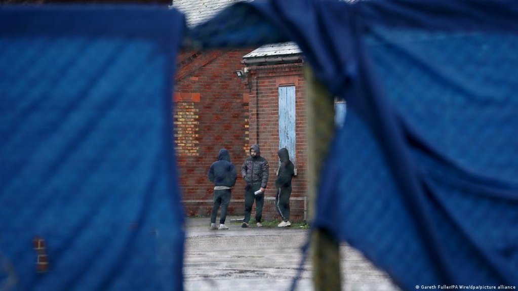 Des migrants devant le centre d'hébergement de Napier, dans le sud-est de l'Angleterre. Crédit : Picture alliance