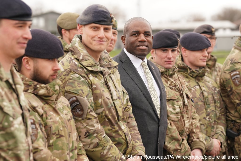 British troops, part of the NATO- led peacekeeping mission Kosovo Force (KFOR), stationed at Pristina, during David Lammy's visit to Kosovo and Serbia on April 2, 2025 | Photo: Stefan Rousseau/PA Wire/empics/picture alliance