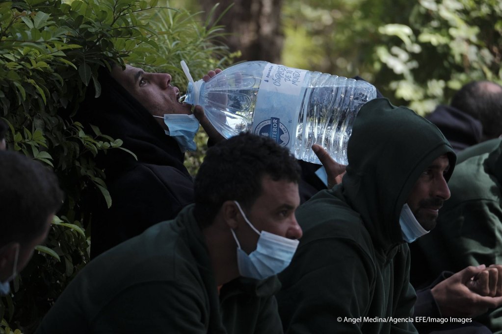 Exhausted and thirsty after a long journey: Some of the migrants who arrived on Gran Canaria on Thursday | Photo: Angel Medina/Agencia EFE/Imago Images