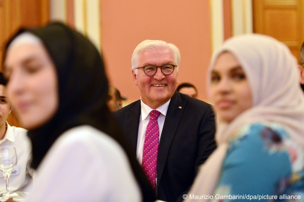 حضر الرئيس الألماني فرانك فالتر شتاينماير يوم 10 يونيو 2017 لحفل إفطار رمضاني من تنظيم جمعية للشباب في العاصمة الألمانية.