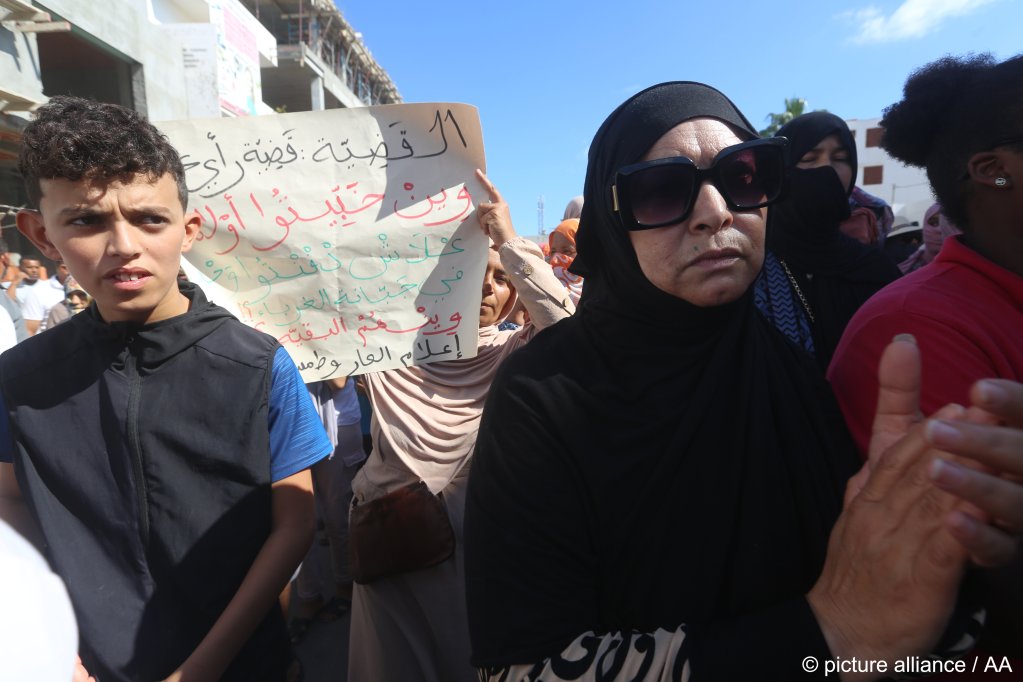 Protesters in Zarzis, Tunisia hold up banners demanding better search and rescue services | Photo: Tansim Nasri / Anadolu Agency/ Picture Alliance