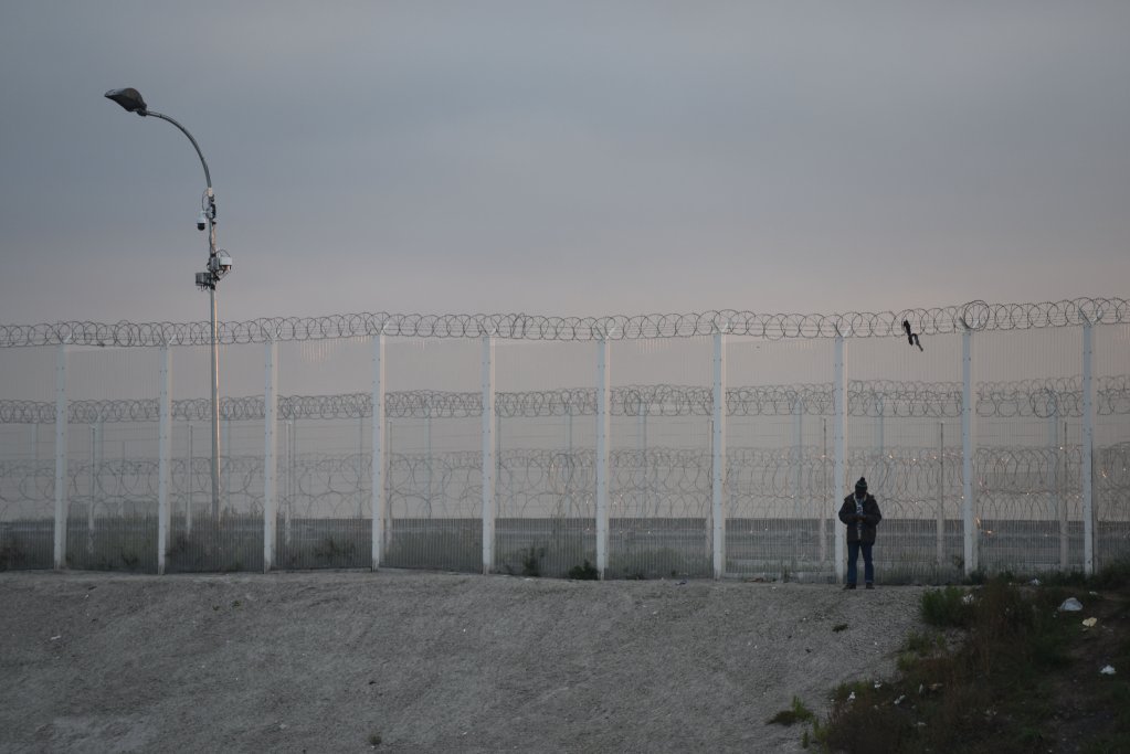 One of the many fences which line roadways all around Calais | Photo: Mehdi Chebil /InfoMigrants