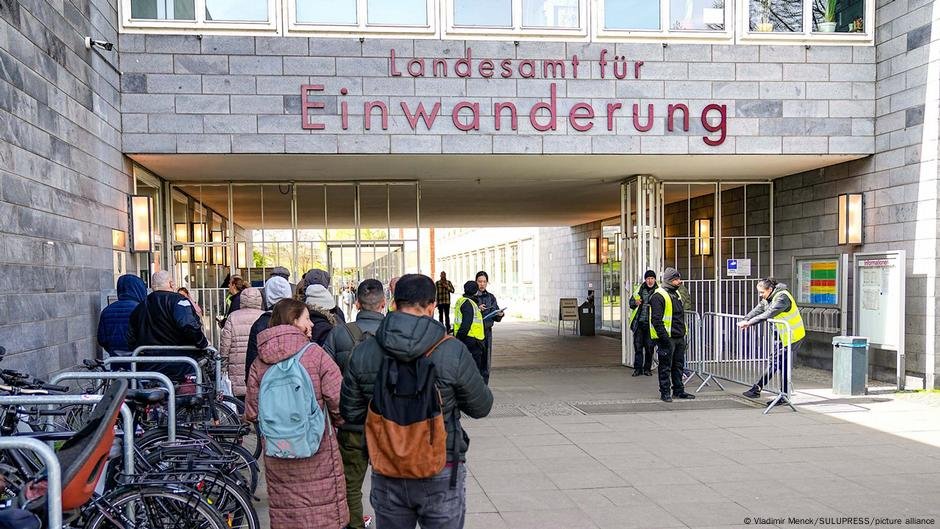 File photo used as illustration: Germany's new government has promised to tackle irregular migration | Photo: Vladimir Menck/SULUPRESS/picture alliance