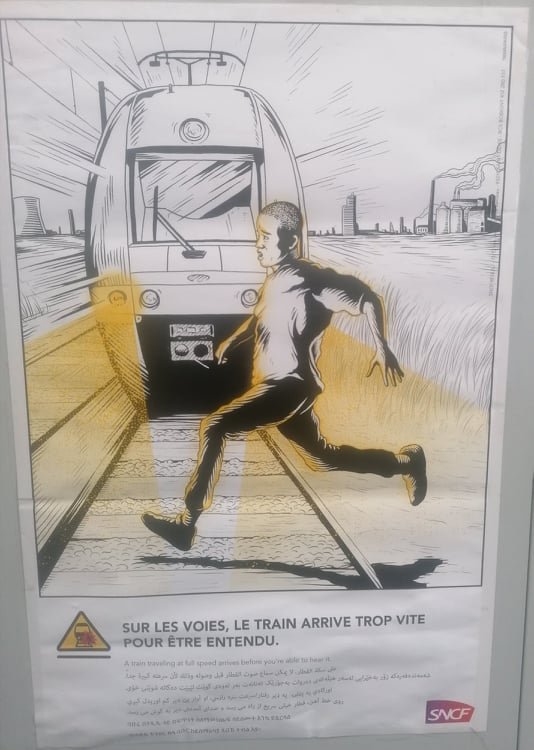 Un poster che informa i migranti sui pericoli di camminare lungo i binari ferroviari, sulla tenda della ONG Save The Children, presso il centro Caritas di Ventimiglia.  Credito: InfoMigrant