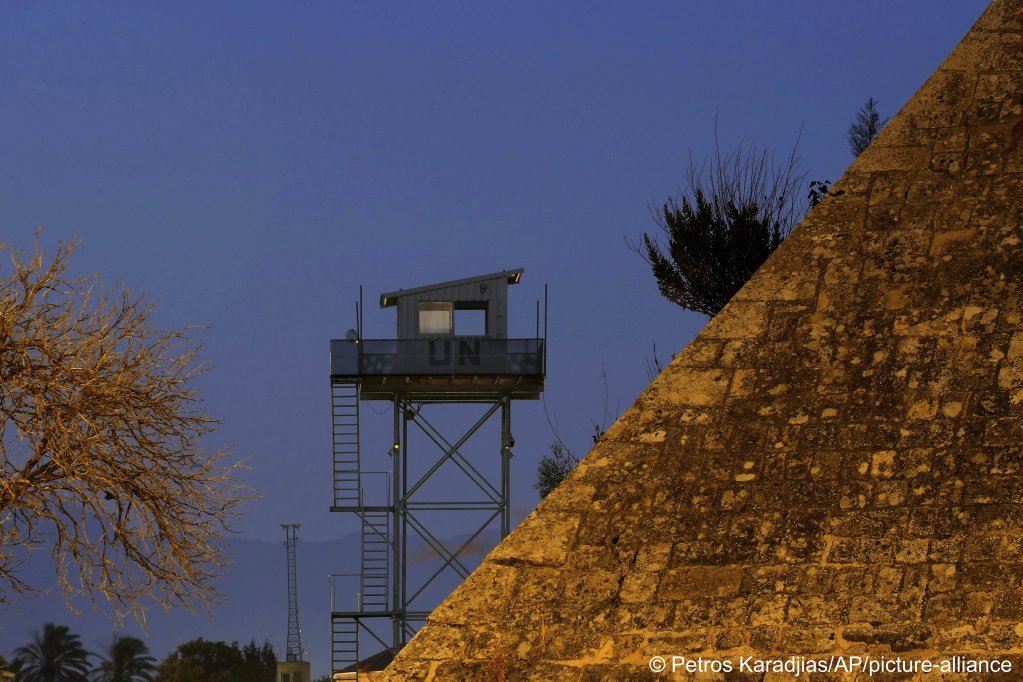 File photo: U.N. Peacekeeper guard post tower is seen in the buffer zone. The government of Cyprus says it intends to make changes to its migration policy | Photo: Petros Karadjias/AP/picture-alliance