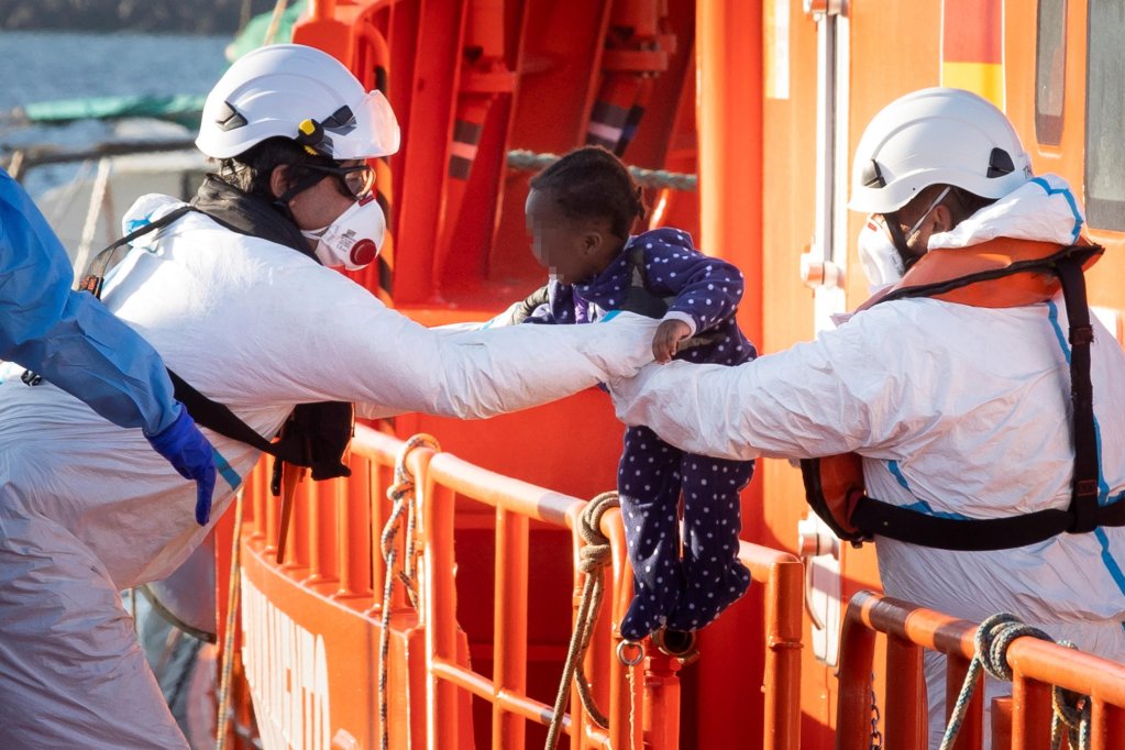 فرق الإنقاذ الإسبانية تساعد المهاجرين لإنزالهم إلى جزيرة غران كناريا في آب/أغسطس الماضي. الصورة: EPA