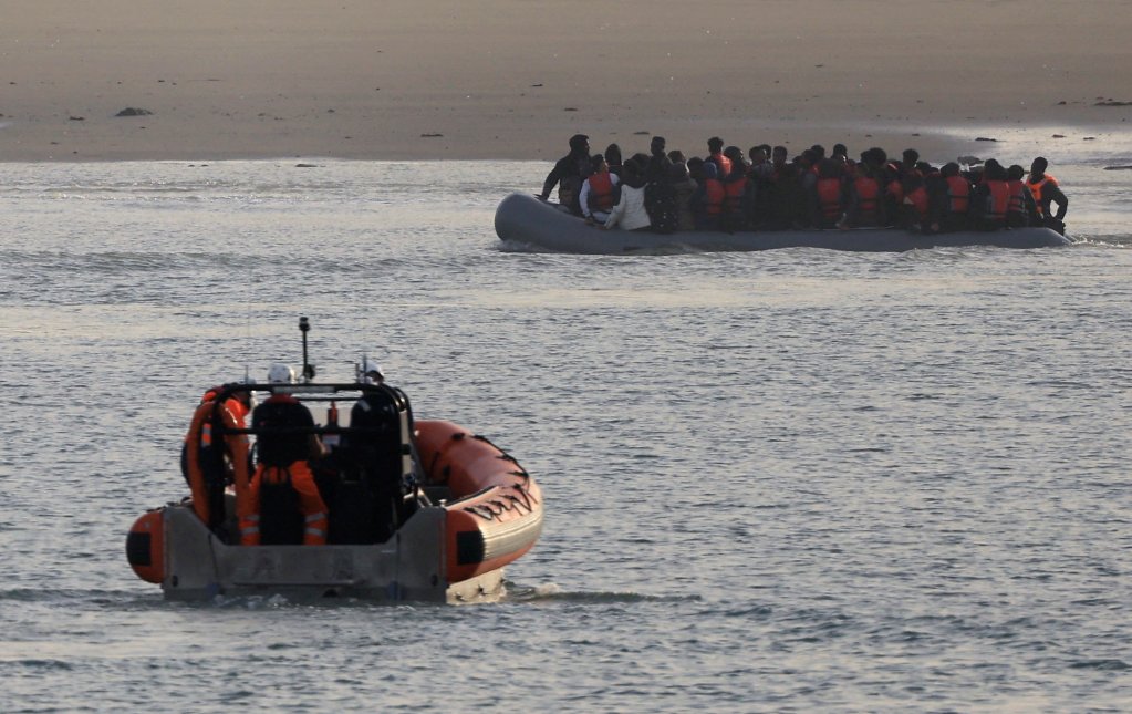 Des migrants tentent la traversée de la Manche, près de Boulogne-sur-Mer, le 2 octobre 2023. Crédit : Reuters