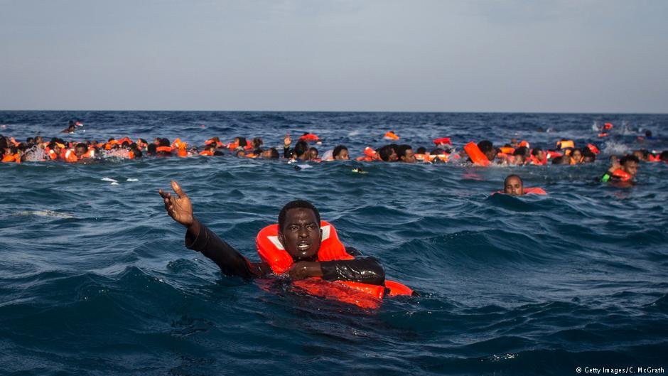 يخاطر عشرات الآلاف من المهاجرين بعبور البحر من إفريقيا إلى أوروبا كل عام