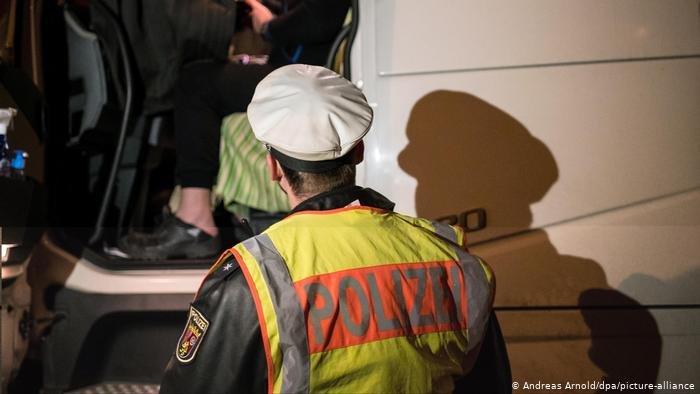 From file: German police are holding a lorry driver on suspicion of migrant smuggling after several migrants purporting to be from Eritrea jumped out of the truck in western Germany | Photo: Andreas Arnold / picture-alliance / dpa