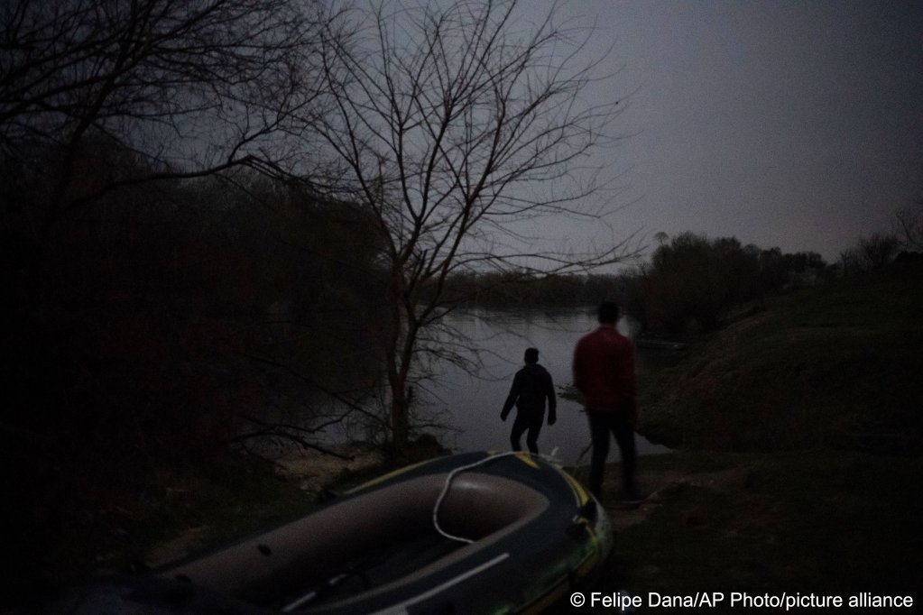 File photo: Migrants walk under moonlight next to an inflatable boat before attempting to enter Greece from Turkey by crossing the Evros river, also known as Maritsa river, near Edirne, Turkey, March 8, 2020 | Photo: AP Photo/Felipe Dana