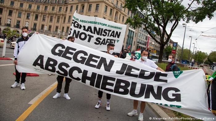 Last month, hundreds of people in Munich demonstrated against deportations to Afghanistan | Photo: Alexander Pohl / NurPhoto / Picture-alliance