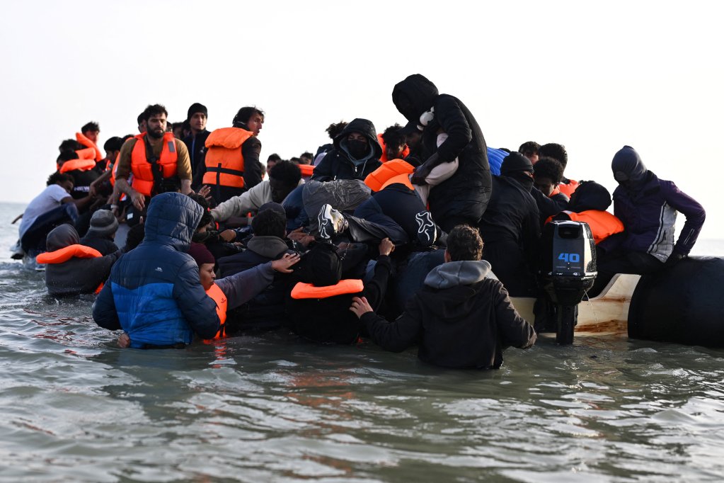 File photo: Migrants risk life and limb to reach Britain from the French coast | Photo: Dylan Martinez / Reuters