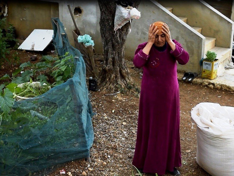 تعمل "أم سائر" في الزراعة، ورعاية الماشية، والخبز على التنور، وأعمال التنظيف.