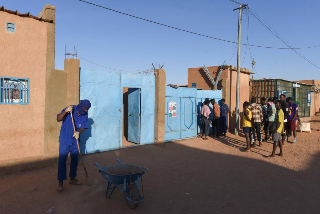 Le portail du camp de l'OIM à Arlit. Crédit : Mehdi Chebil