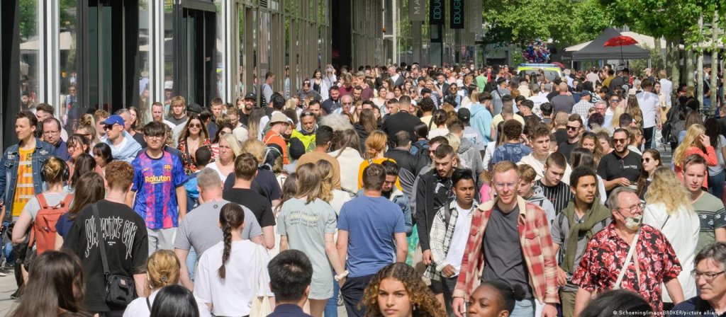 File photo: Almost one in five people in Germany have an "immigration history," the latest government statistics show | Photo: Schoening/imageBROKER/picture alliance<br>