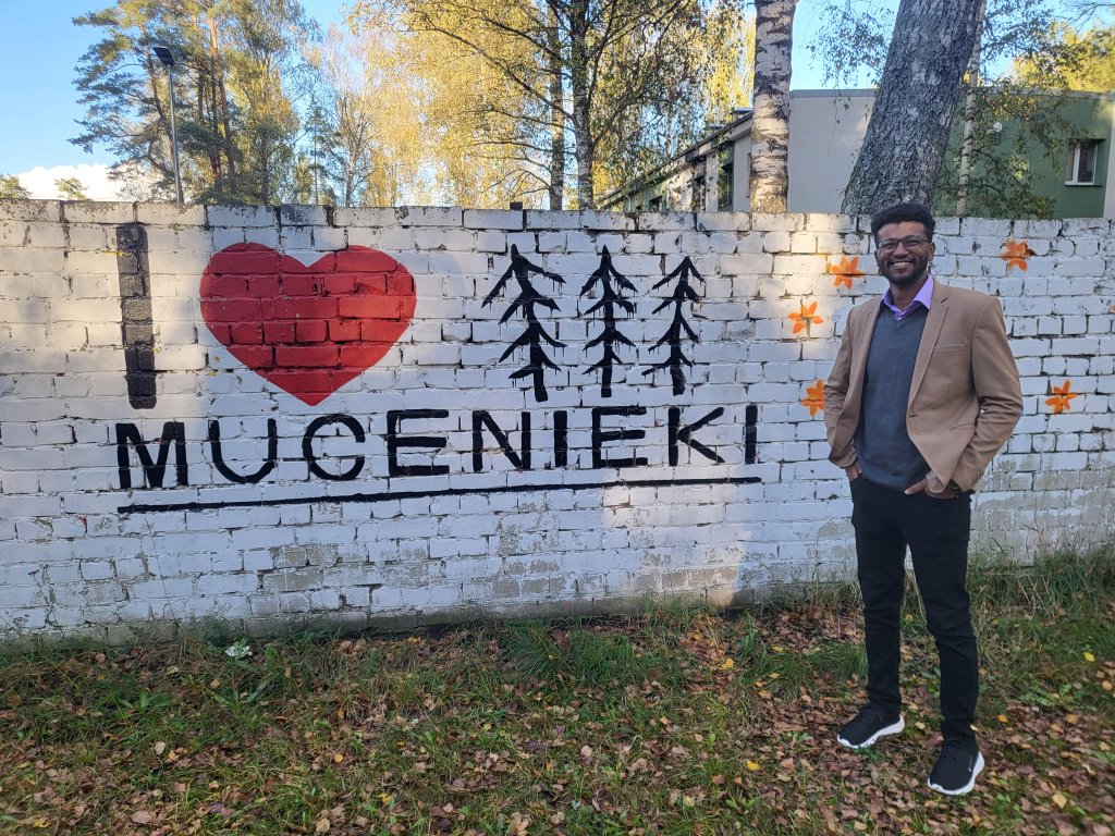 Yemeni migrant Saleh Othman standing in front of a wall in the Latvian village of Mucenieki on September 29, 2024 | Photo: Benjamin Bathke/InfoMigrants