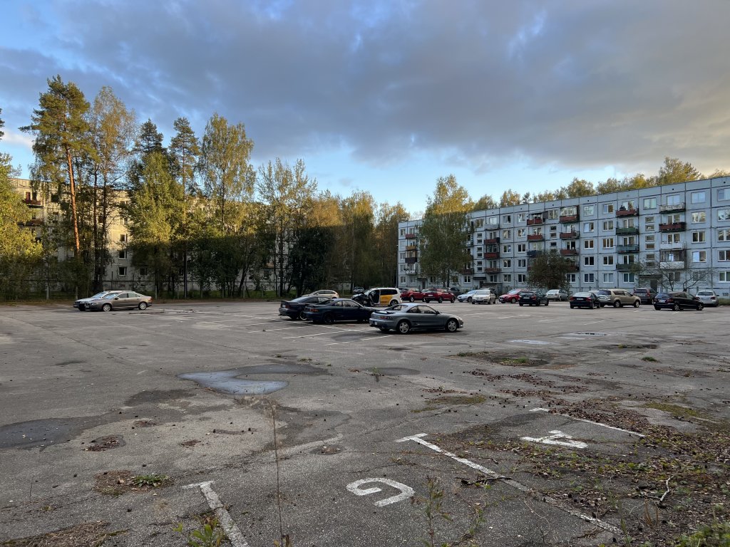 Parking lot and apartment buildings in the Latvian village of Mucenieki seen on September 29, 2024 | Photo: Benjamin Bathke/InfoMigrants